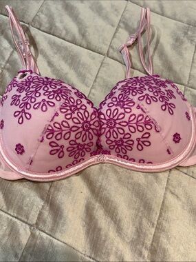 Victoria's Secret Pink Bra with Fuchsia Floral Embroidery 32 C